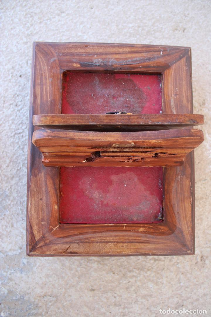 Antig&uuml;edades: caja de madera - Foto 3