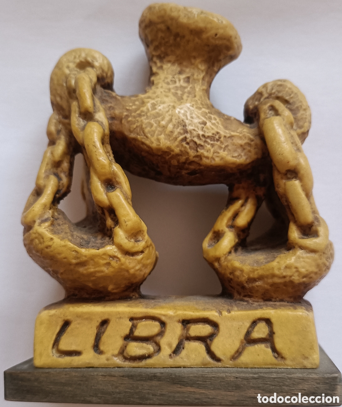 Antig&uuml;edades: Figura del signo libra en barro - Foto 1
