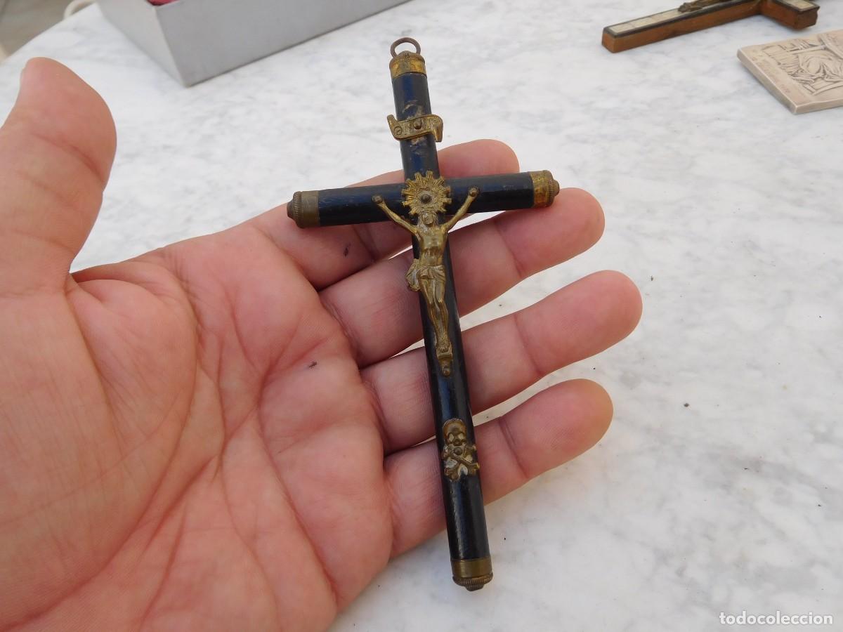 Antig&uuml;edades: Crucifijo antiguo de madera y bronce - Foto 1