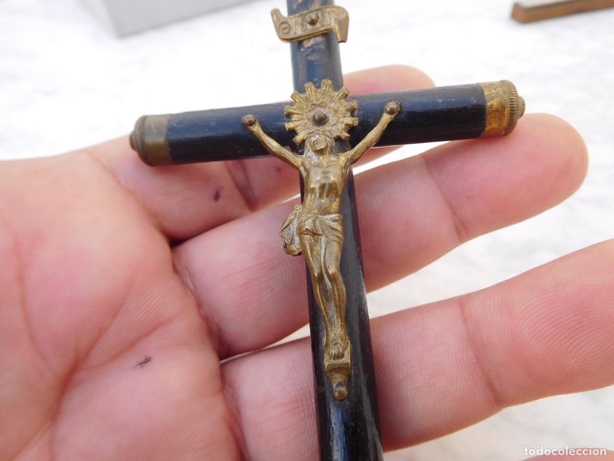 Antig&uuml;edades: Crucifijo antiguo de madera y bronce - Foto 3