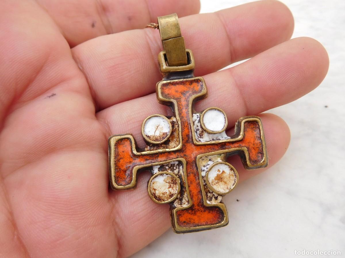 Antig&uuml;edades: Cruz de bronce y esmalte a&ntilde;os 60 - Foto 1
