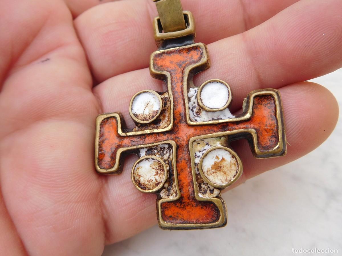 Antig&uuml;edades: Cruz de bronce y esmalte a&ntilde;os 60 - Foto 2