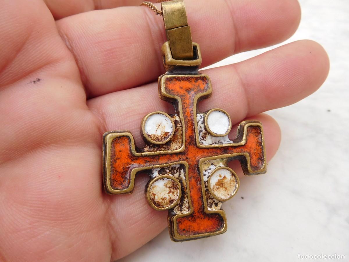 Antig&uuml;edades: Cruz de bronce y esmalte a&ntilde;os 60 - Foto 3