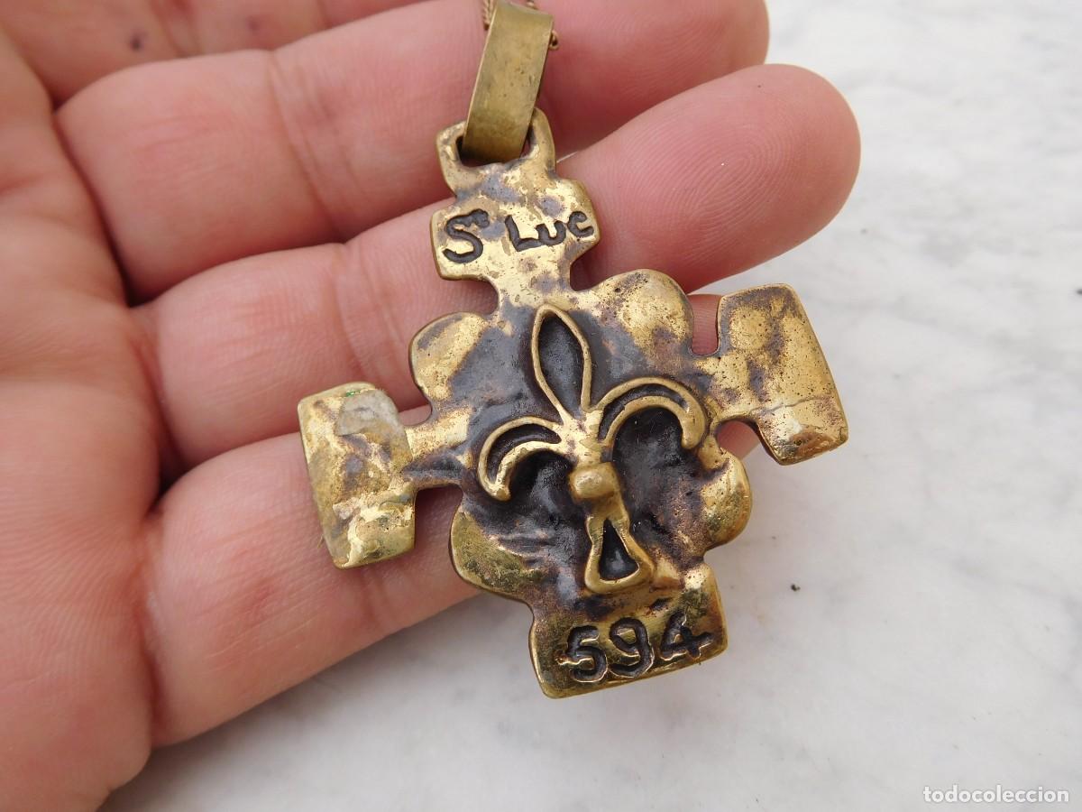 Antig&uuml;edades: Cruz de bronce y esmalte a&ntilde;os 60 - Foto 4