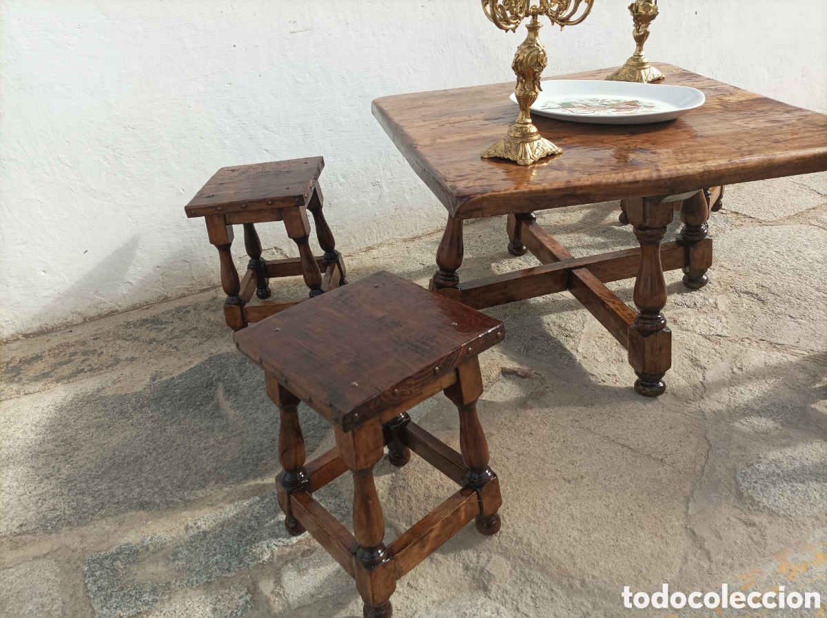 Antig&uuml;edades: Mesa baja de madera con 4 bancos - Foto 2