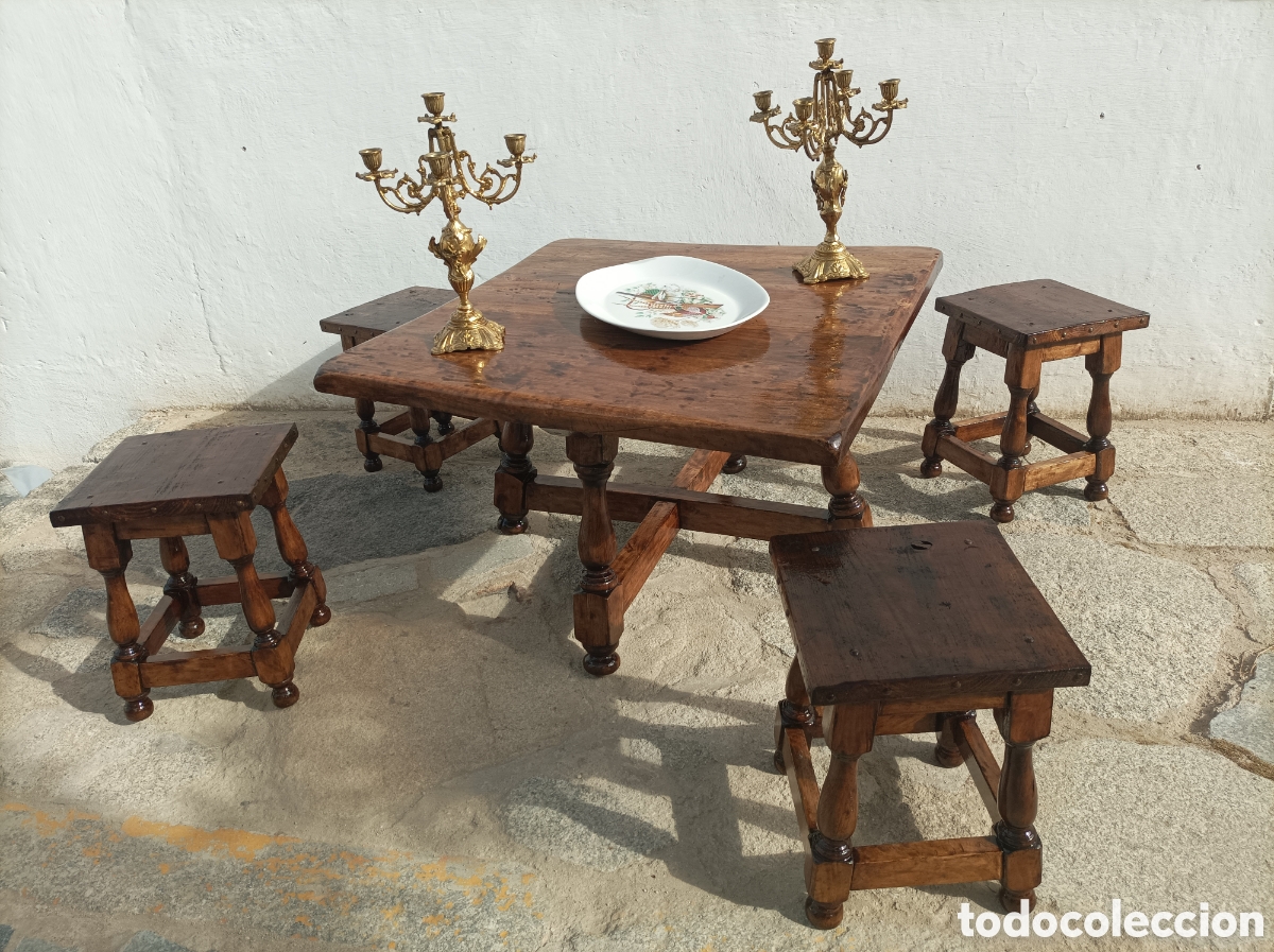 Antig&uuml;edades: Mesa baja de madera con 4 bancos - Foto 5