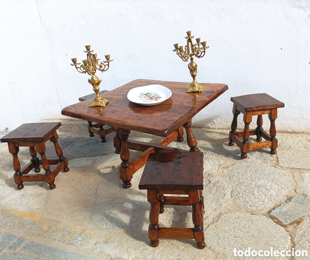 Antig&uuml;edades: Mesa baja de madera con 4 bancos - Foto 1