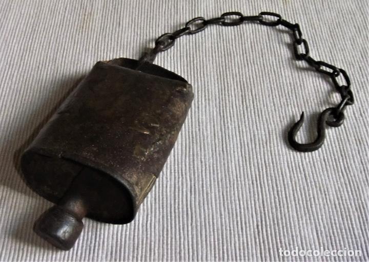 Antig&uuml;edades: ANTIGUO CENCERRO CON CADENA DE HIERRO - Foto 2