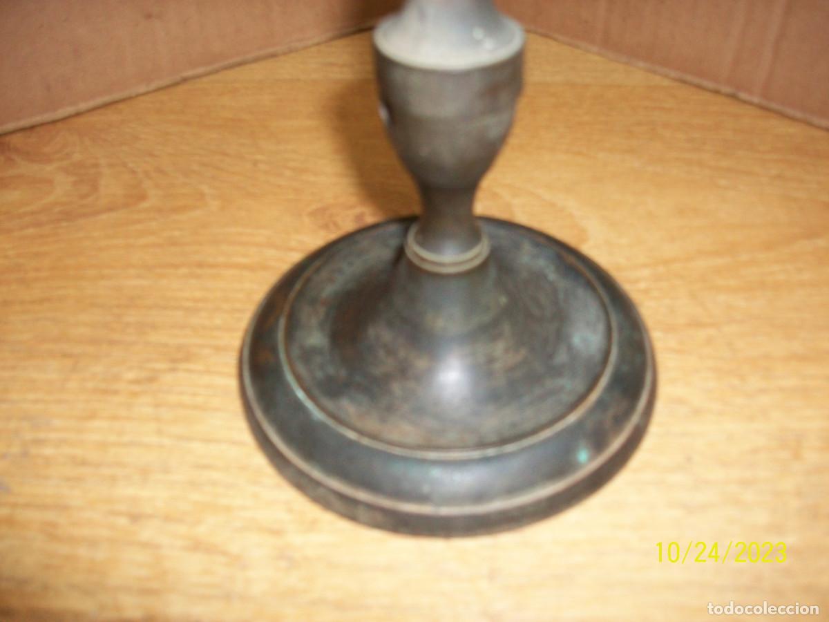 Antig&uuml;edades: ANTIGUO PORTAVELAS DE BRONCE - Foto 2