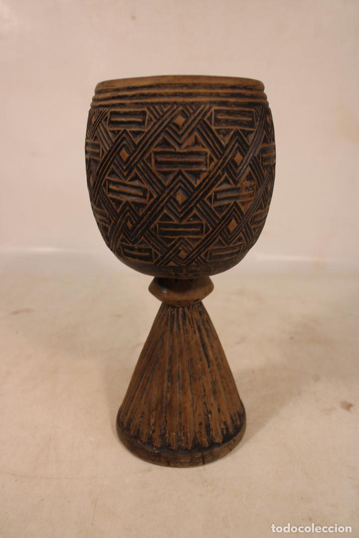 Antig&uuml;edades: c&aacute;liz de madera antiguo - Foto 10