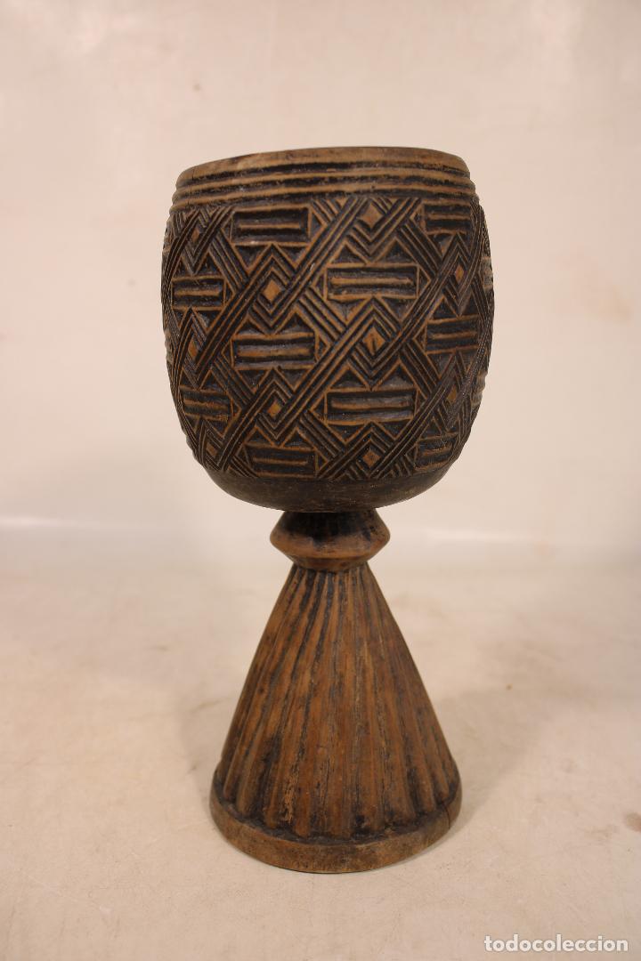 Antig&uuml;edades: c&aacute;liz de madera antiguo - Foto 1
