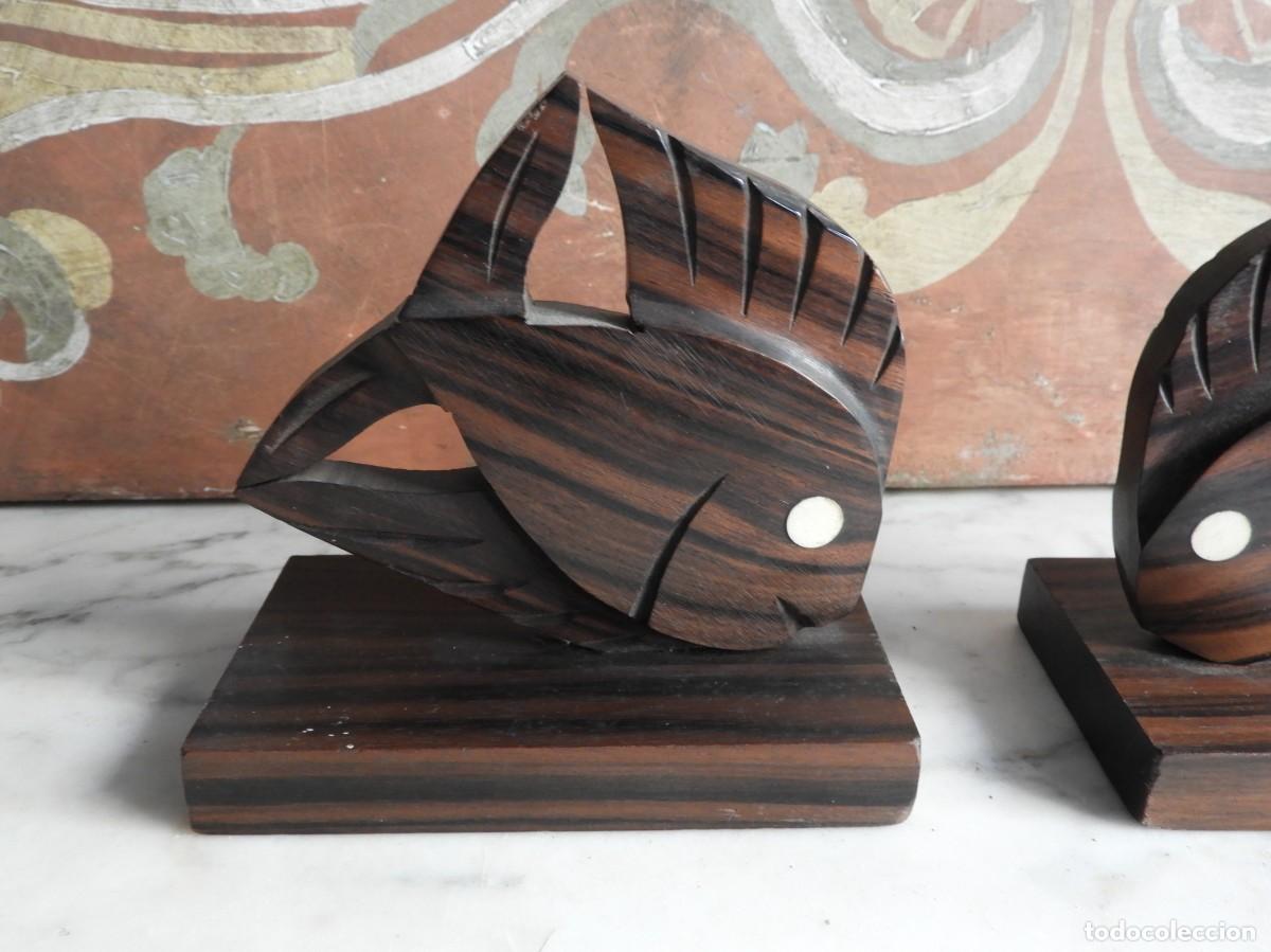 Antig&uuml;edades: PAREJA DE APOYALIBROS CON DOS PECES DE MADERA DE PALISANDRO - Foto 2