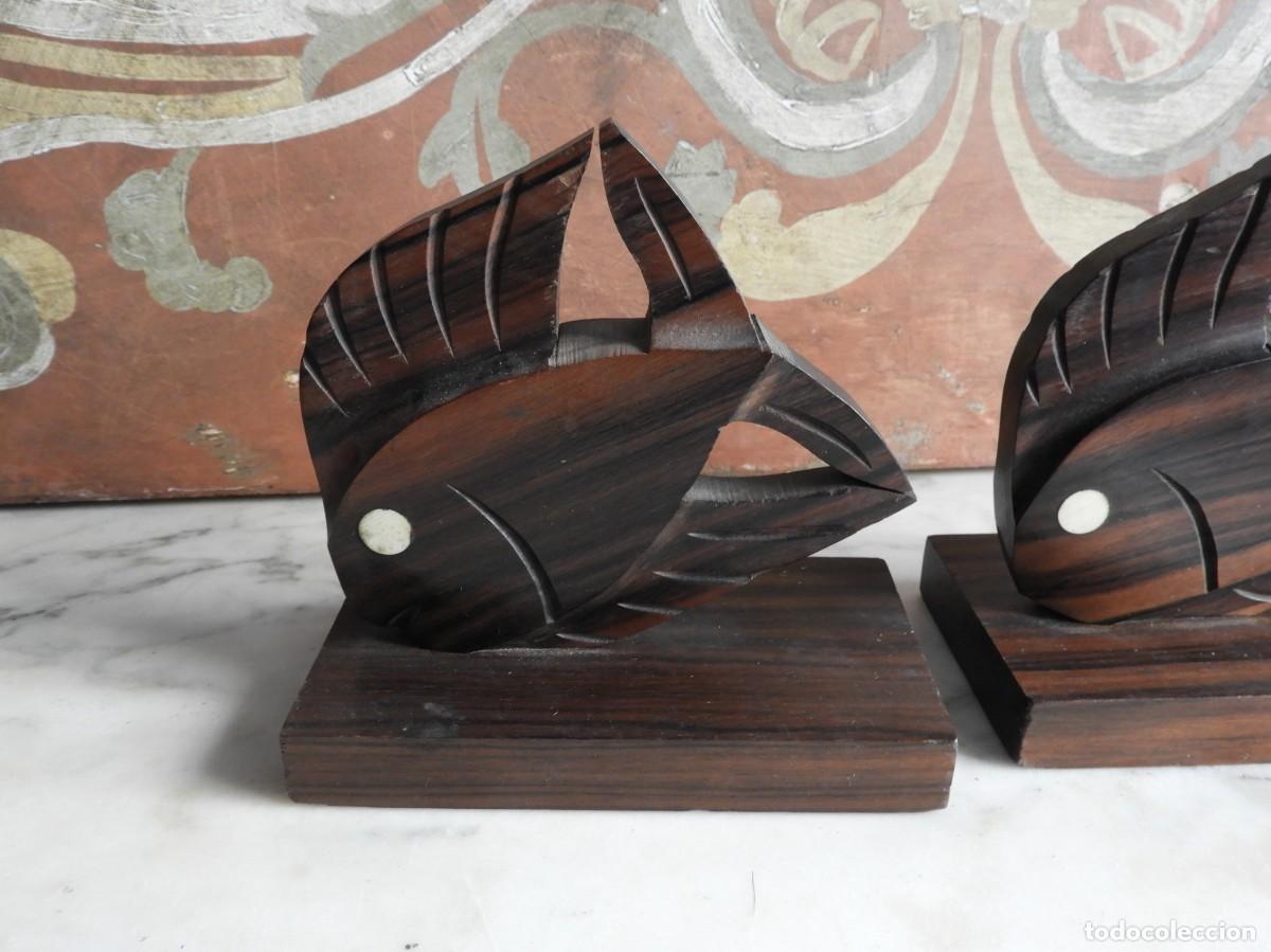 Antig&uuml;edades: PAREJA DE APOYALIBROS CON DOS PECES DE MADERA DE PALISANDRO - Foto 3