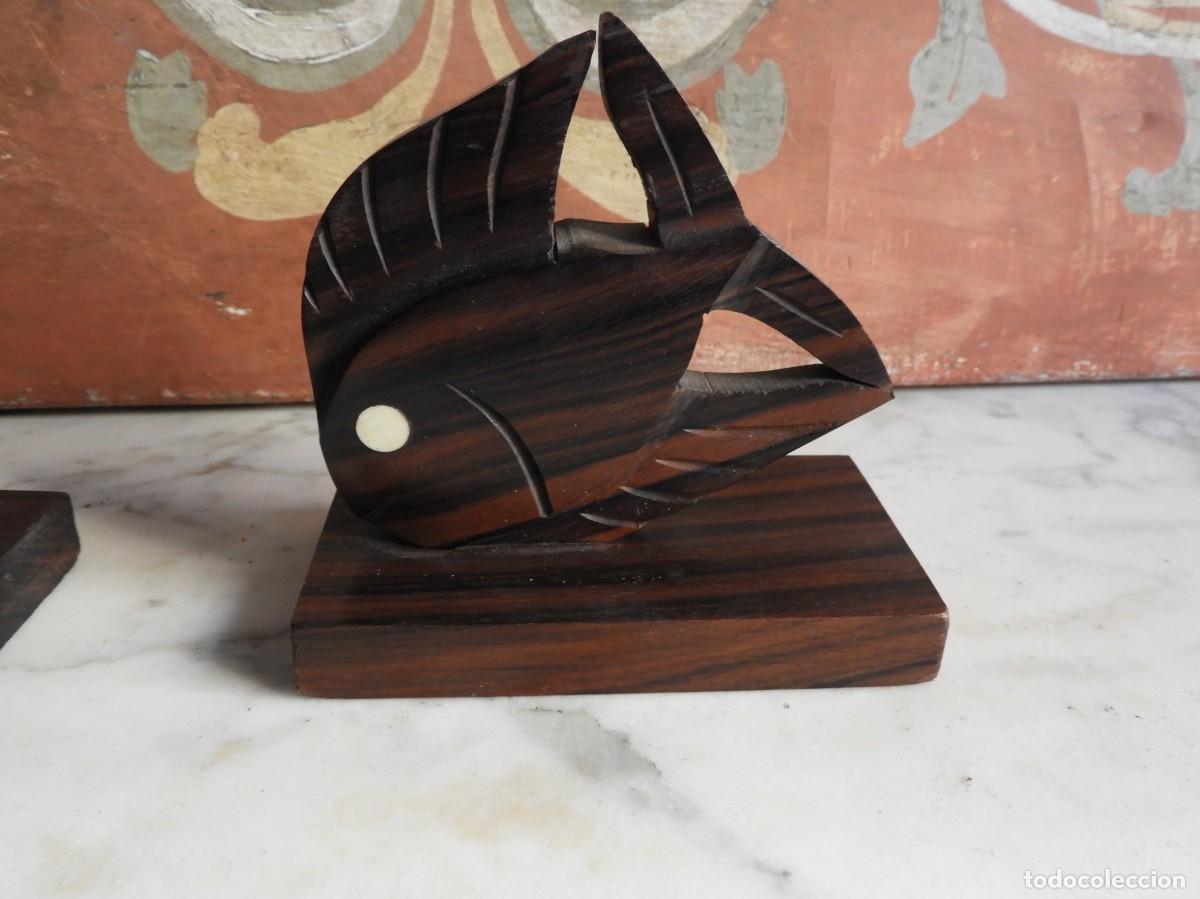 Antig&uuml;edades: PAREJA DE APOYALIBROS CON DOS PECES DE MADERA DE PALISANDRO - Foto 4