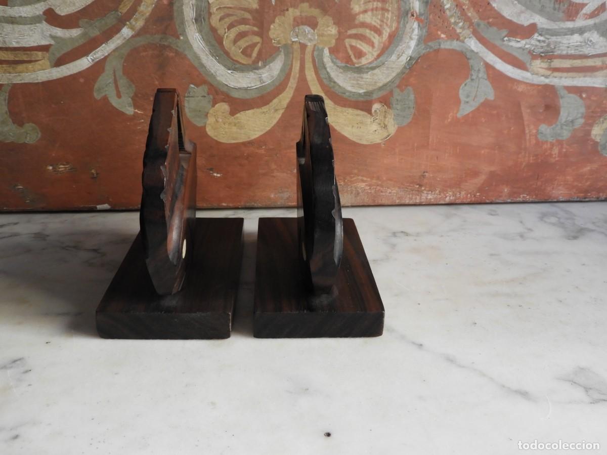 Antig&uuml;edades: PAREJA DE APOYALIBROS CON DOS PECES DE MADERA DE PALISANDRO - Foto 6
