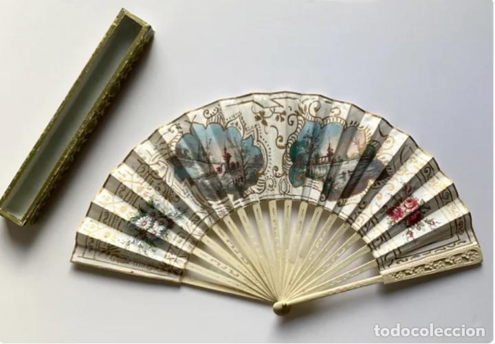 Antig&uuml;edades: ANTIGUO ABANICO En TELA PINTADA CON ESCENAS A MANO Y VARILLAJE DE HUESO CALADO CON ABANIQUERA