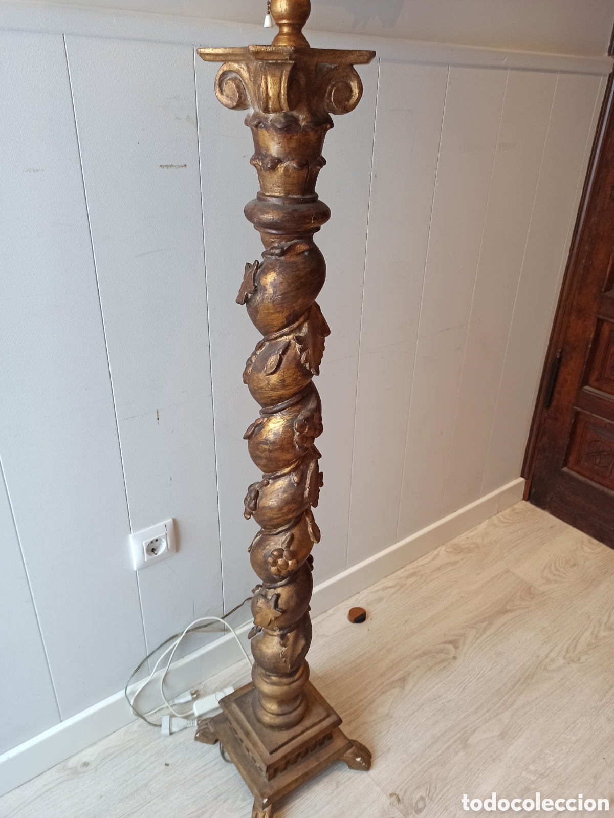 Antig&uuml;edades: Columna con pie tallado en madera dorada - Foto 2