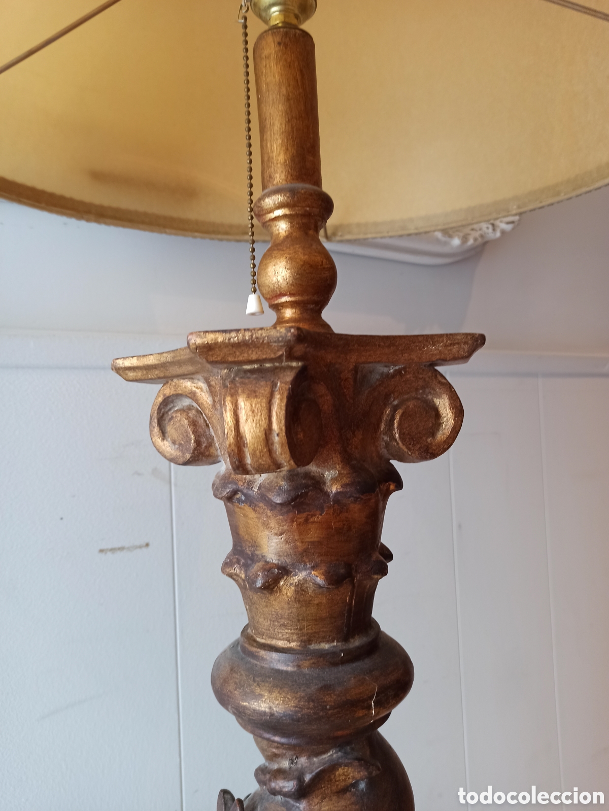 Antig&uuml;edades: Columna con pie tallado en madera dorada - Foto 3
