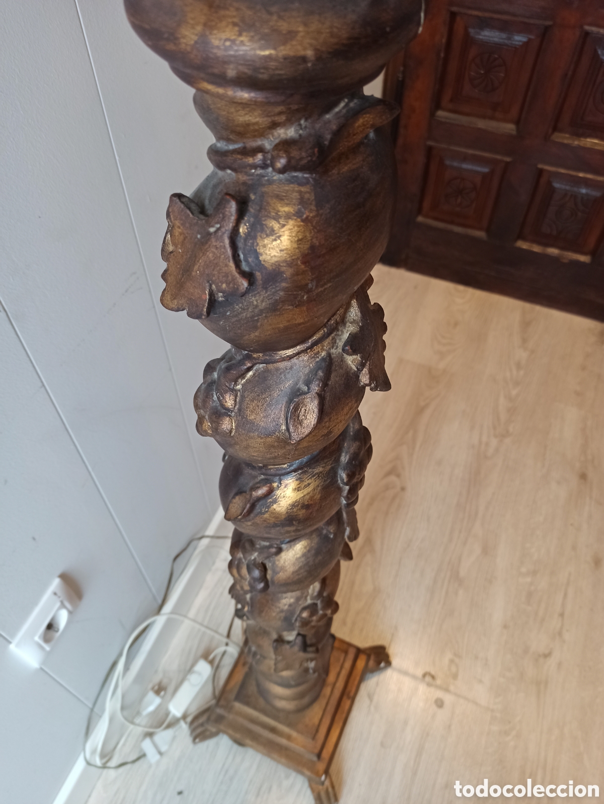 Antig&uuml;edades: Columna con pie tallado en madera dorada - Foto 4
