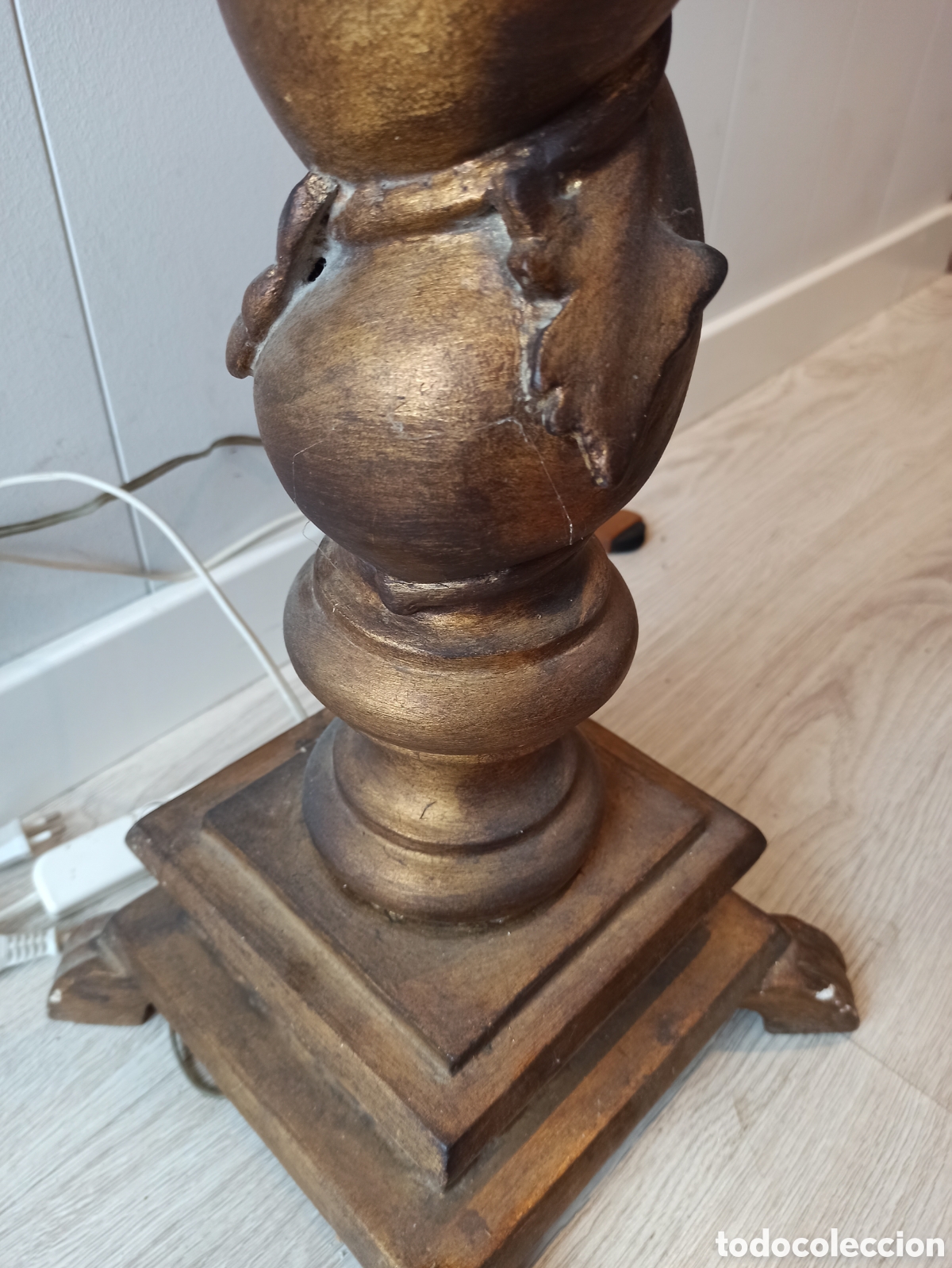 Antig&uuml;edades: Columna con pie tallado en madera dorada - Foto 5