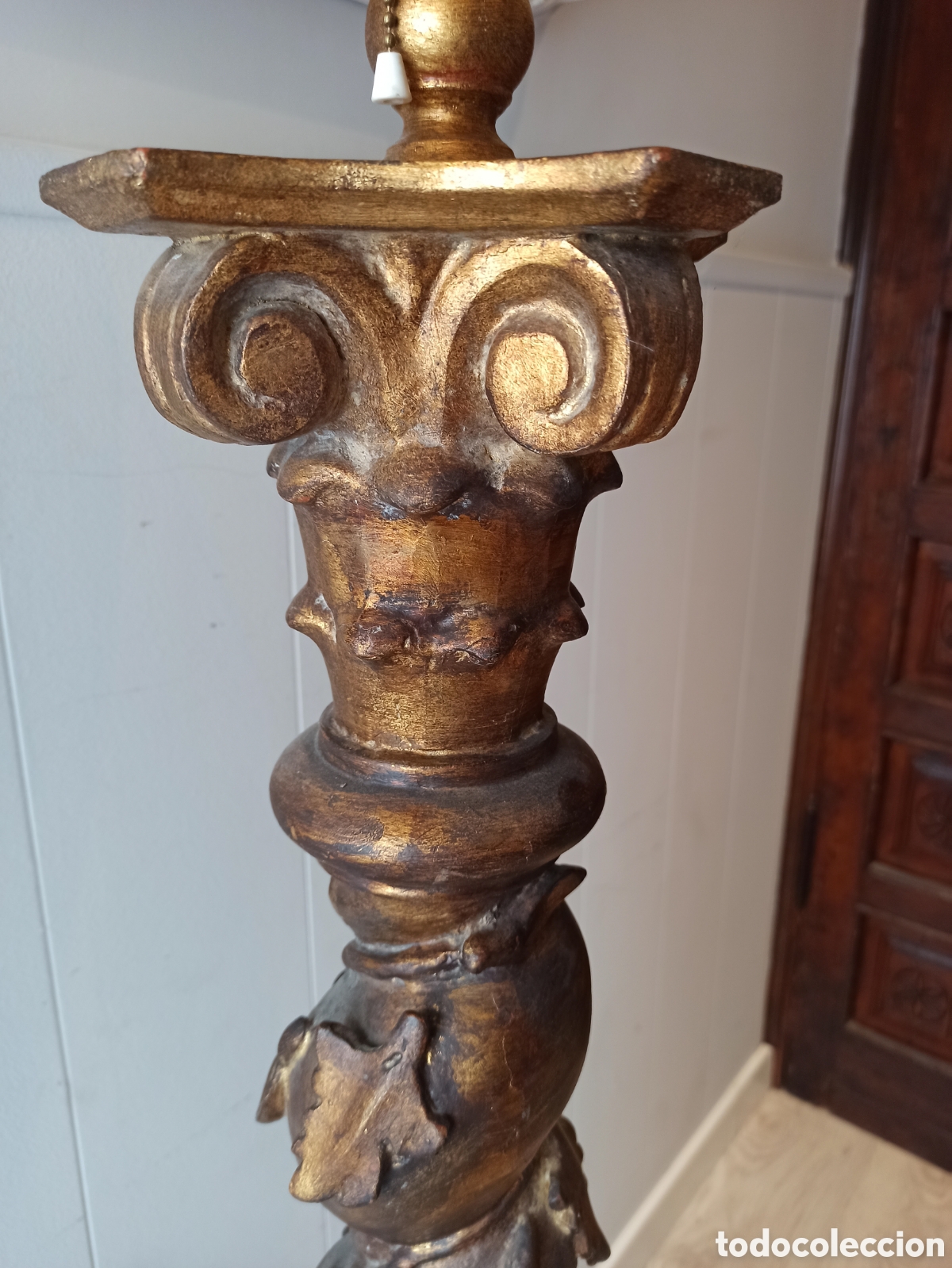 Antig&uuml;edades: Columna con pie tallado en madera dorada - Foto 6