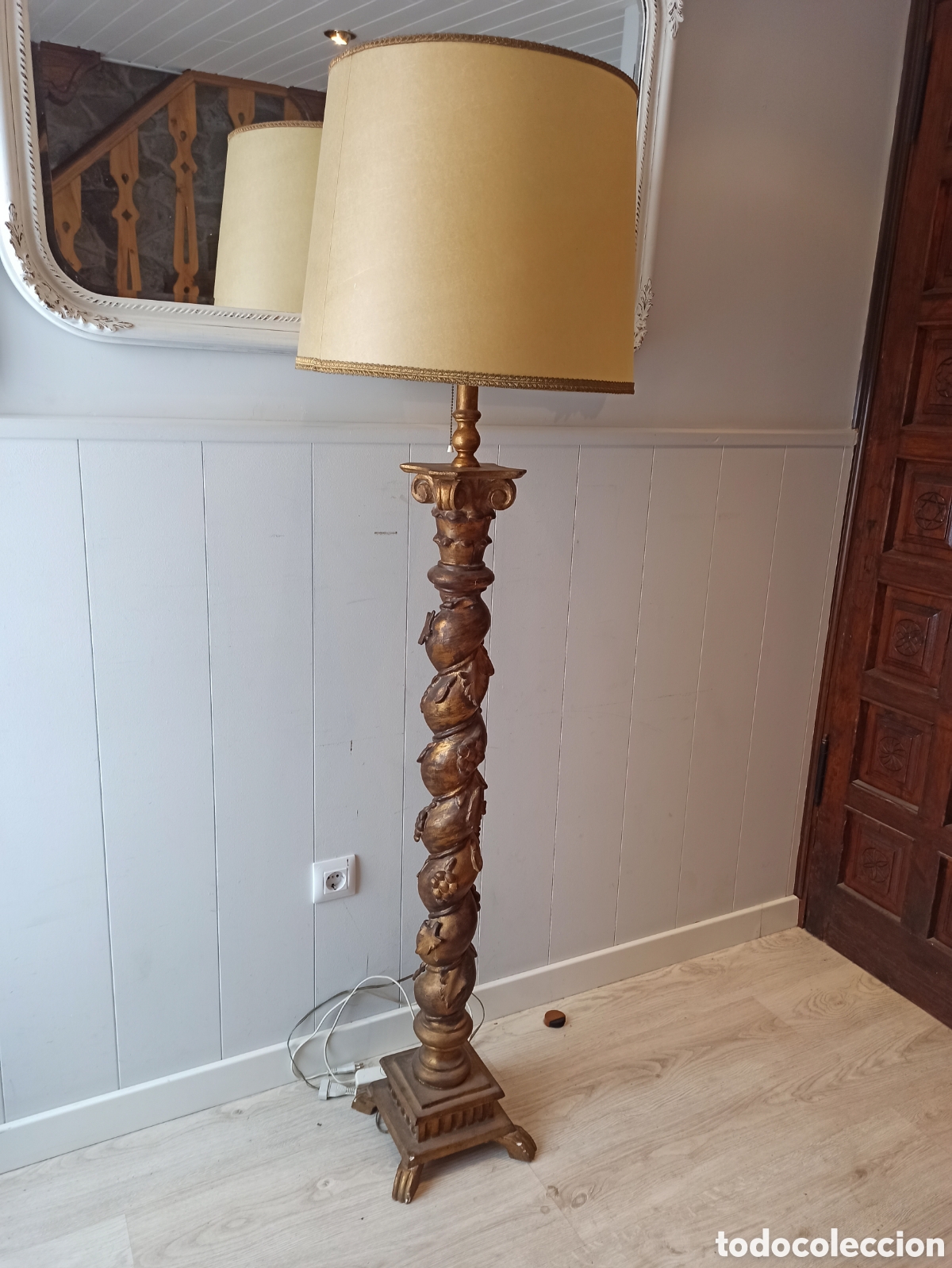 Antig&uuml;edades: Columna con pie tallado en madera dorada - Foto 1