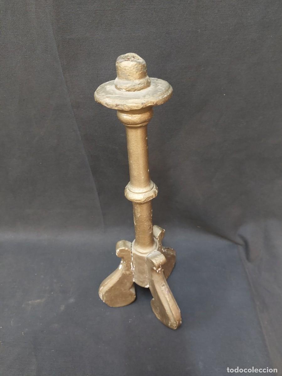 Antig&uuml;edades: Candelero de madera siglo XVIII - Foto 1