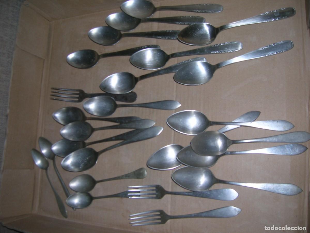 Antiguidades: Lote de 40 cubiertos de alpaca, muchos sello Gallo, 1 de Meneses, 1 de Seraf&iacute;n. Ver datos interior.