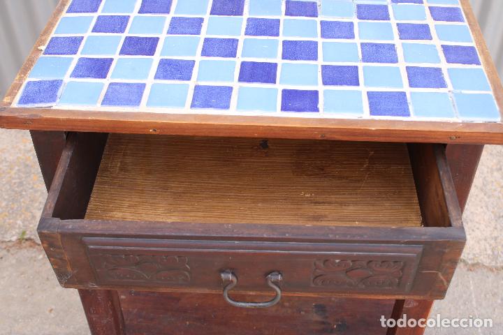 Antig&uuml;edades: mueble auxiliar mesa alta con azulejos - Foto 3