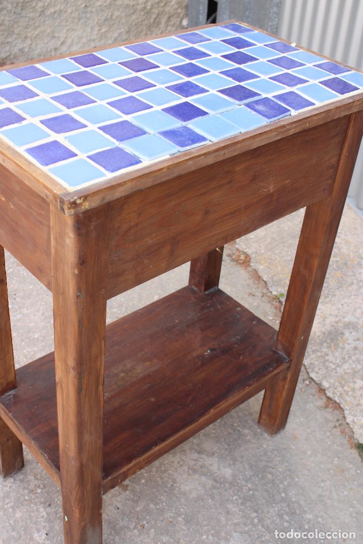 Antig&uuml;edades: mueble auxiliar mesa alta con azulejos - Foto 6