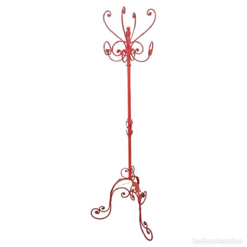 Antiguidades: Perchero de hierro lacado en rojo, de principios del siglo XX