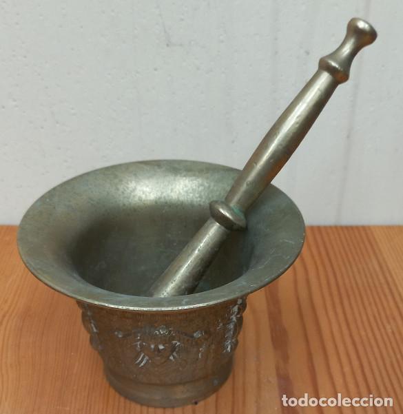 Antig&uuml;edades: ALMIREZ DE BRONCE, DECORADO CON CABEZAS, CON MANO O MAJA - Foto 1