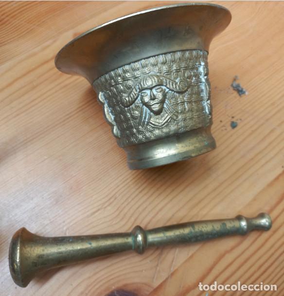 Antig&uuml;edades: ALMIREZ DE BRONCE, DECORADO CON CABEZAS, CON MANO O MAJA - Foto 2