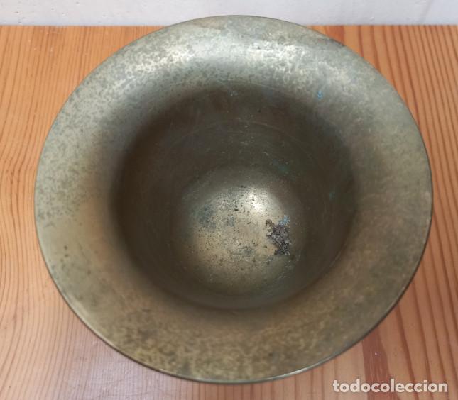 Antig&uuml;edades: ALMIREZ DE BRONCE, DECORADO CON CABEZAS, CON MANO O MAJA - Foto 4