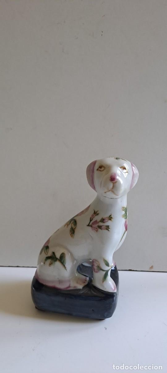 Antiquit&eacute;s: Figura de perro de porcelana decorado con flores pintadas