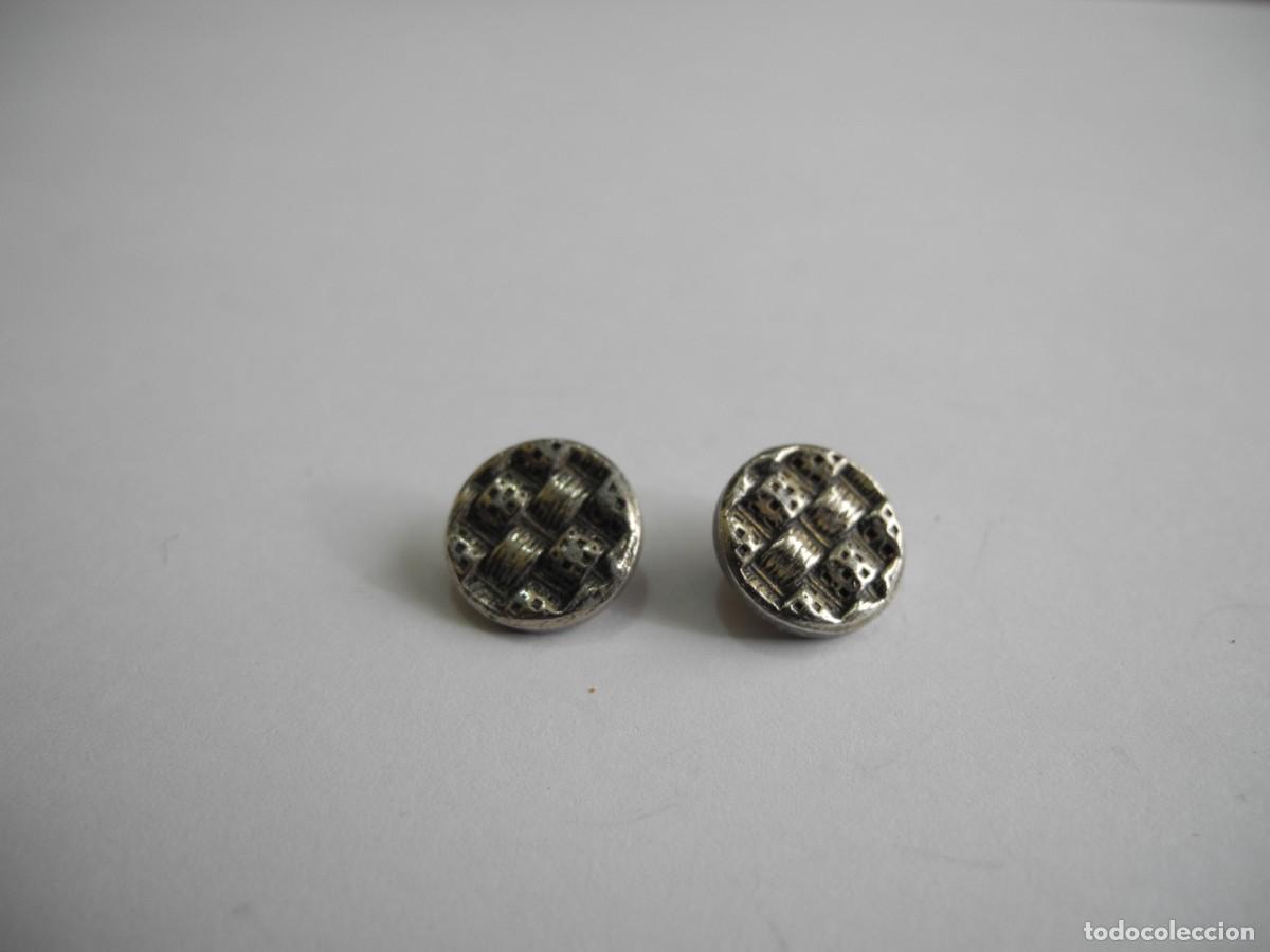 Antig&uuml;edades: 2 Botones metal. Di&aacute;metro de 1 cm - Foto 1
