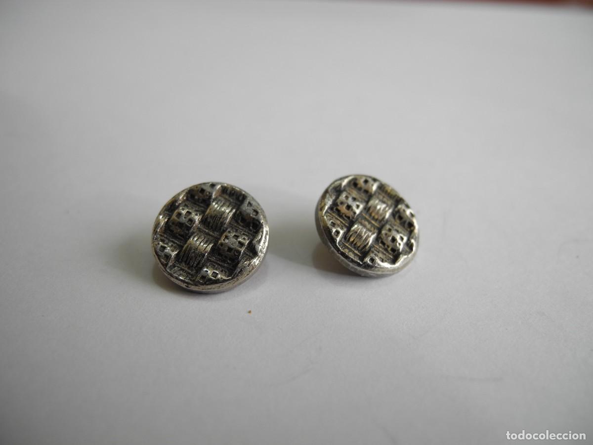 Antig&uuml;edades: 2 Botones metal. Di&aacute;metro de 1 cm - Foto 2