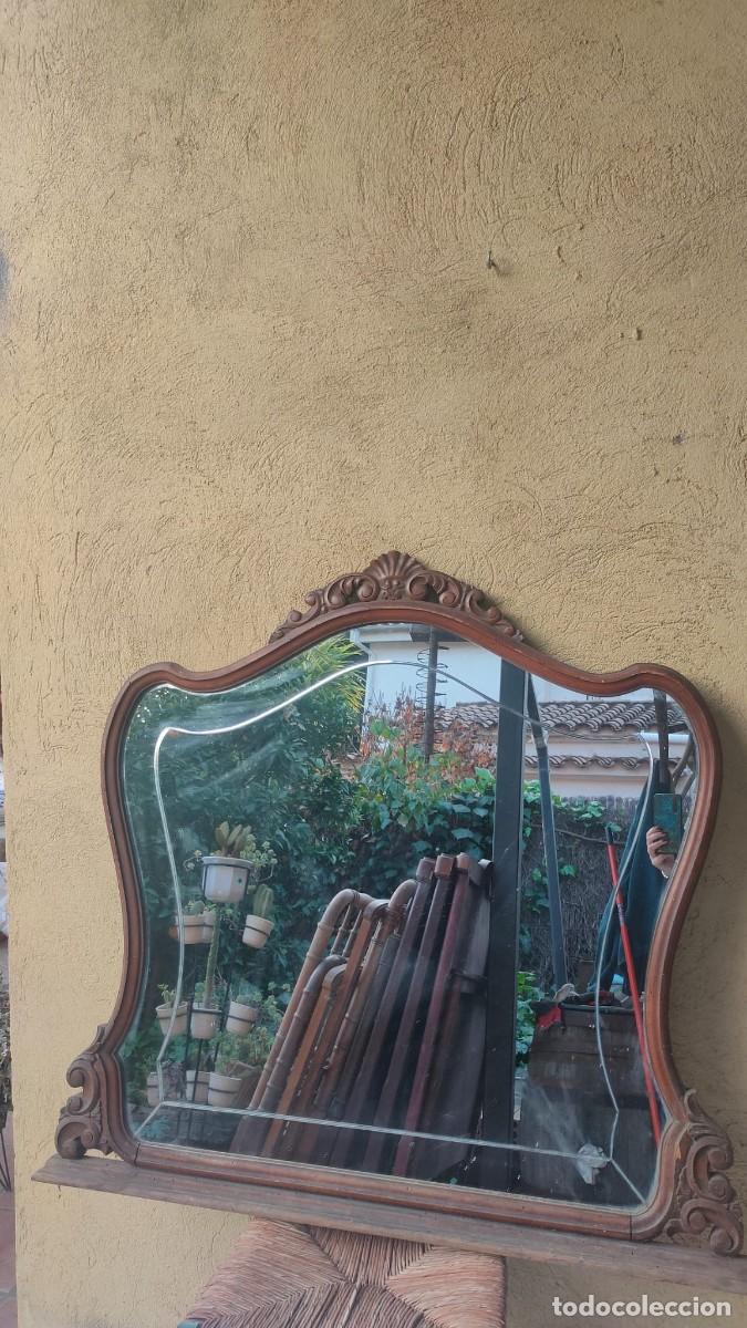 Antig&uuml;edades: ESPEJO DE MADERA NOGAL CON REPUJADO - Foto 1