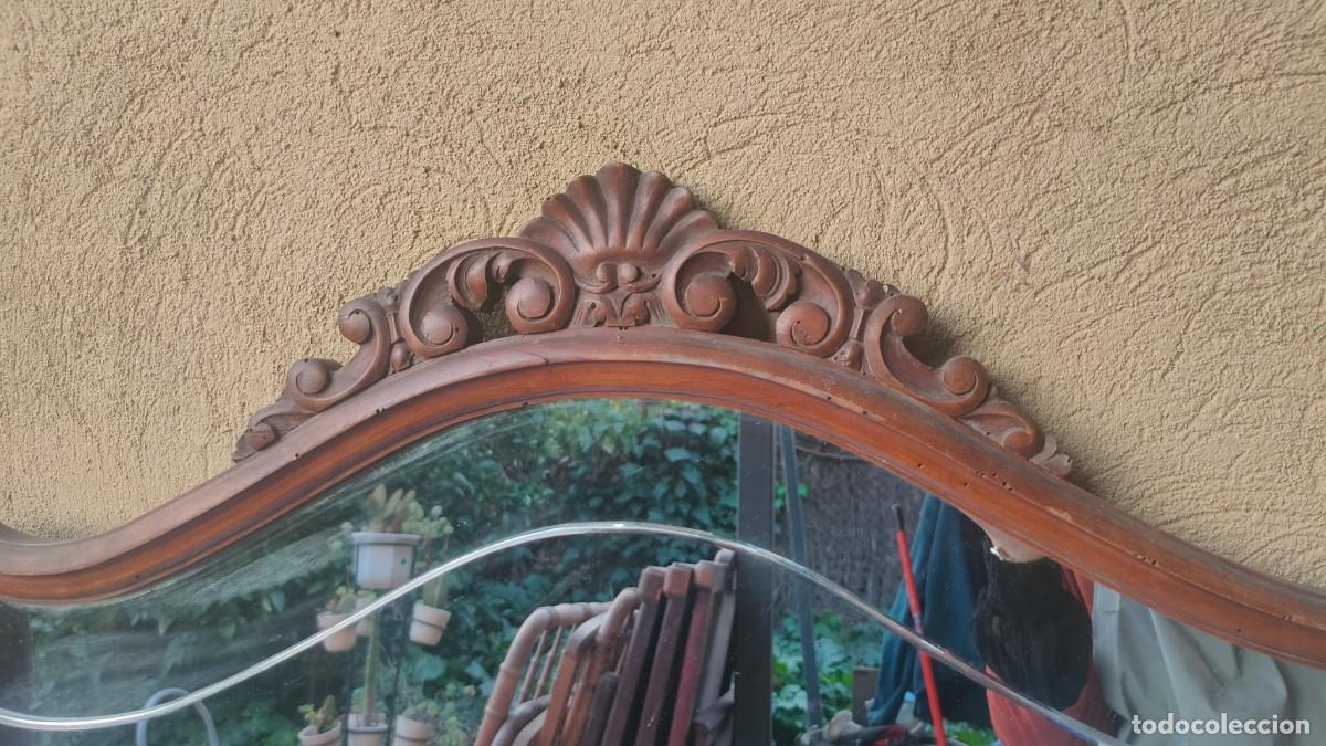 Antig&uuml;edades: ESPEJO DE MADERA NOGAL CON REPUJADO - Foto 2