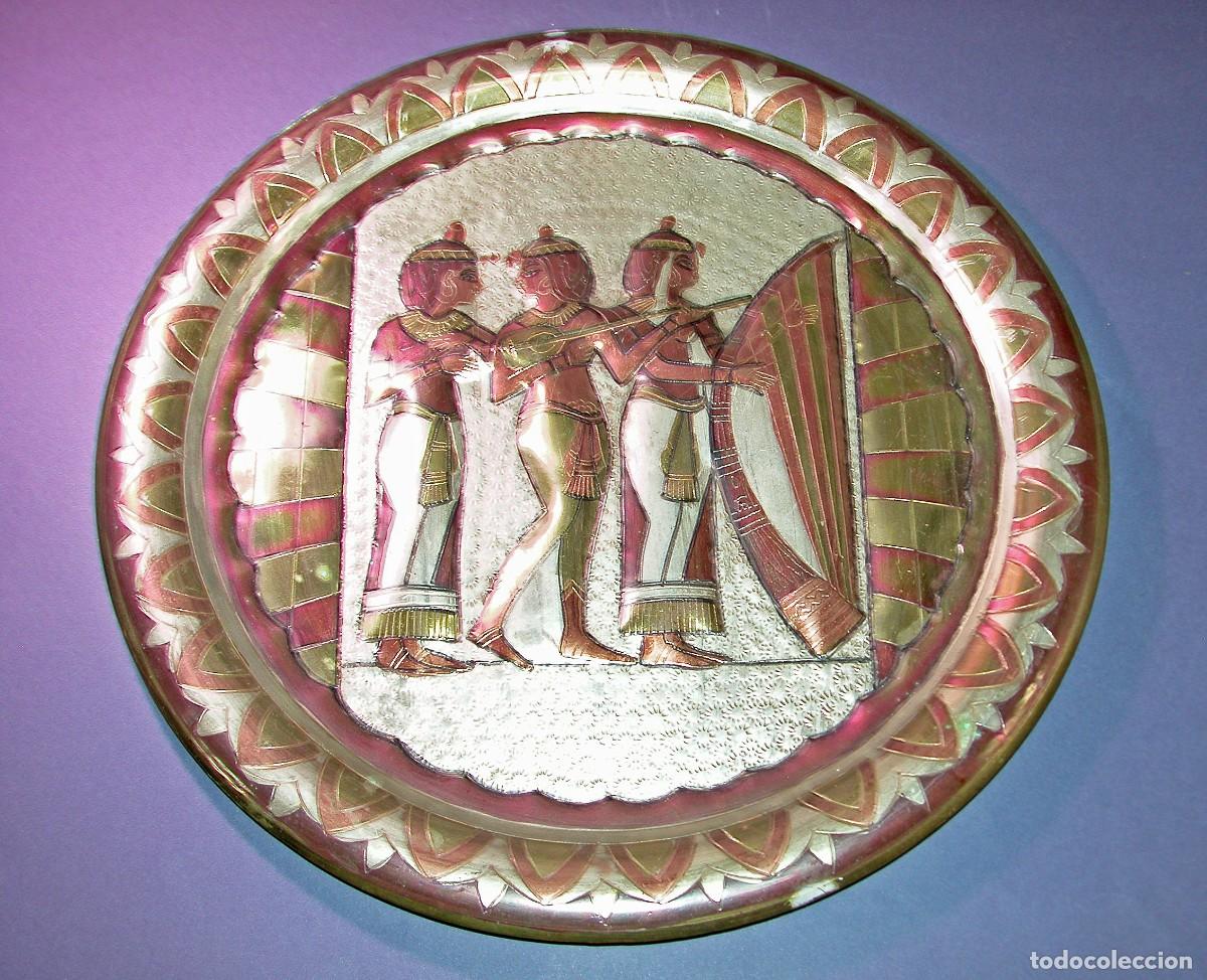 Antig&uuml;edades: PLATO DE LATON DECORADO. - Foto 1