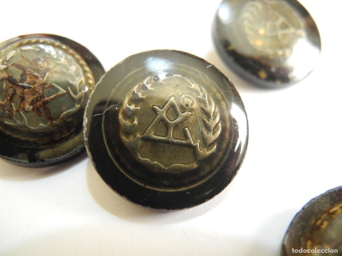 Antig&uuml;edades: 4 botones de pl&aacute;stico con insignia: 2 cm de di&aacute;metro - Foto 2