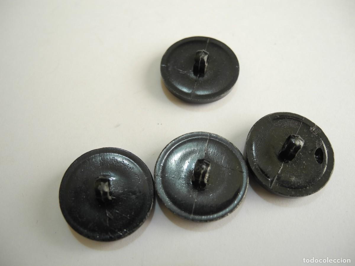 Antig&uuml;edades: 4 botones de pl&aacute;stico con insignia: 2 cm de di&aacute;metro - Foto 3