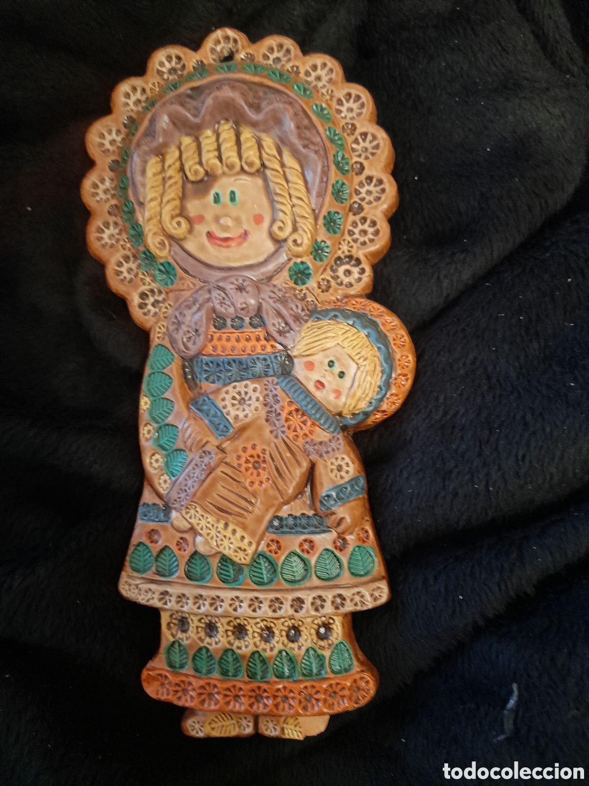 Antig&uuml;edades: Bonita mu&ntilde;eca de cer&aacute;mica de Aracena, 25 cm de altura, tiene un peque&ntilde;o piquete en el pie