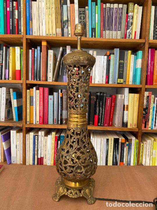 Antig&uuml;edades: Espectacular l&aacute;mpara de bronce oriental. Altura hasta casquillo 58 cm