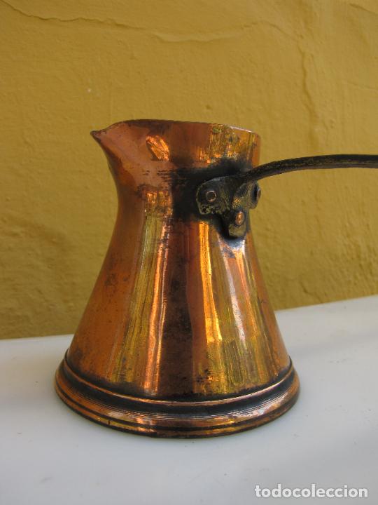 Antig&uuml;edades: 61.- Cafetera turca de bronce y cobre. S XIX - Foto 2