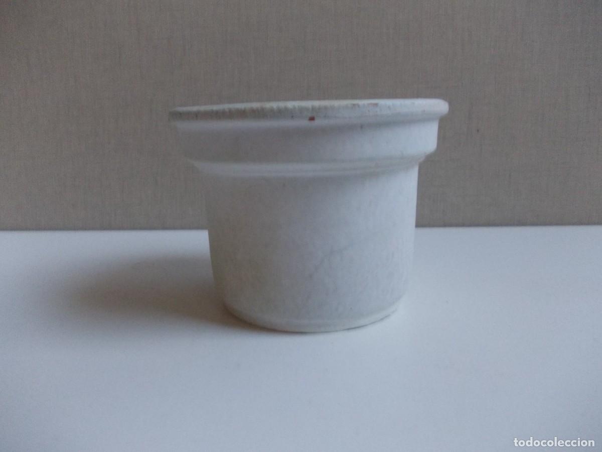 Antig&uuml;edades: Macetero peque&ntilde;a barro blanca - Foto 1