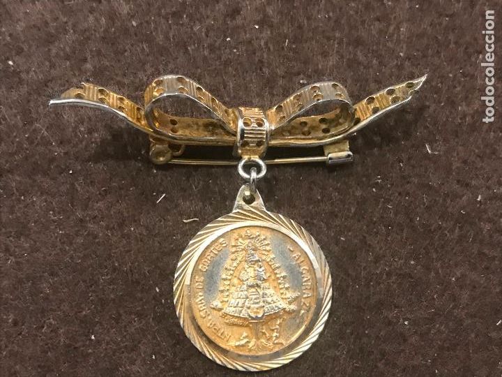 Antiguidades: Albacete medalla con broche Nuestra Se&ntilde;ora de Cortes patrona de Alcaraz