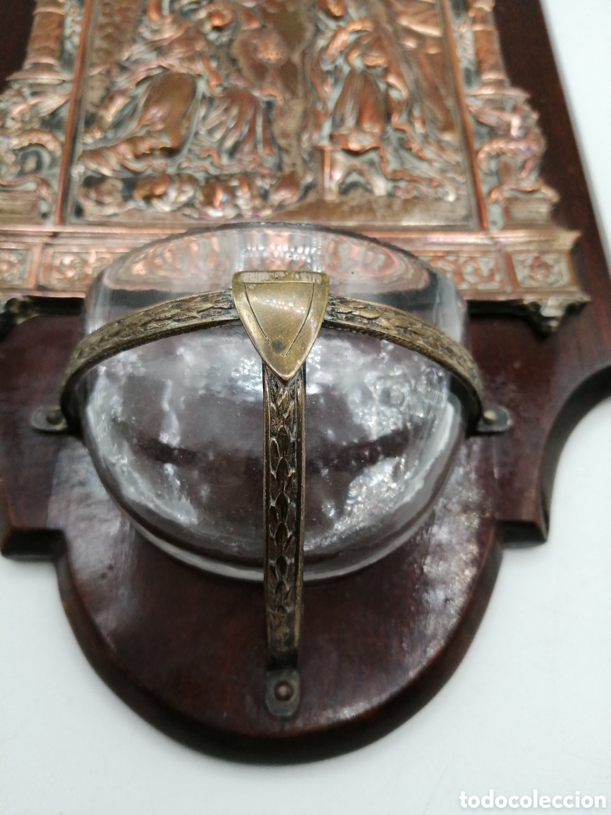 Antig&uuml;edades: Antigua benditera cobre plateado bronce y madera - Foto 4