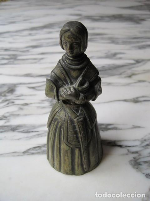 Antig&uuml;edades: CAMPANA DE BRONCE EN FORMA DE MUJER - Foto 1