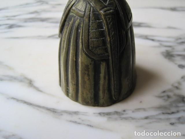 Antig&uuml;edades: CAMPANA DE BRONCE EN FORMA DE MUJER - Foto 3